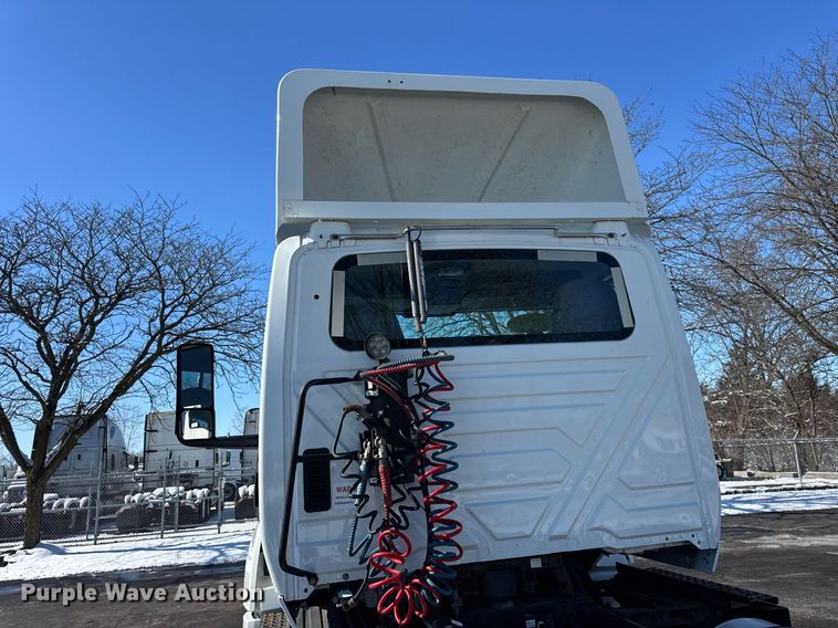 image for item DU3301 2019 International LT625 semi truck