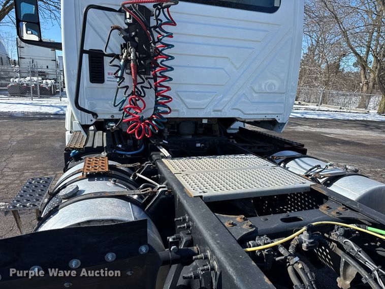 image for item DU3301 2019 International LT625 semi truck