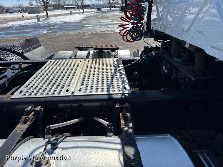 image for item DU3301 2019 International LT625 semi truck