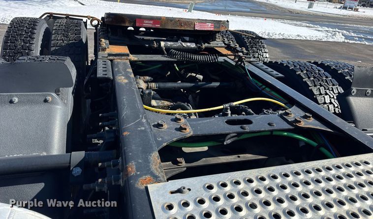 image for item DU3301 2019 International LT625 semi truck