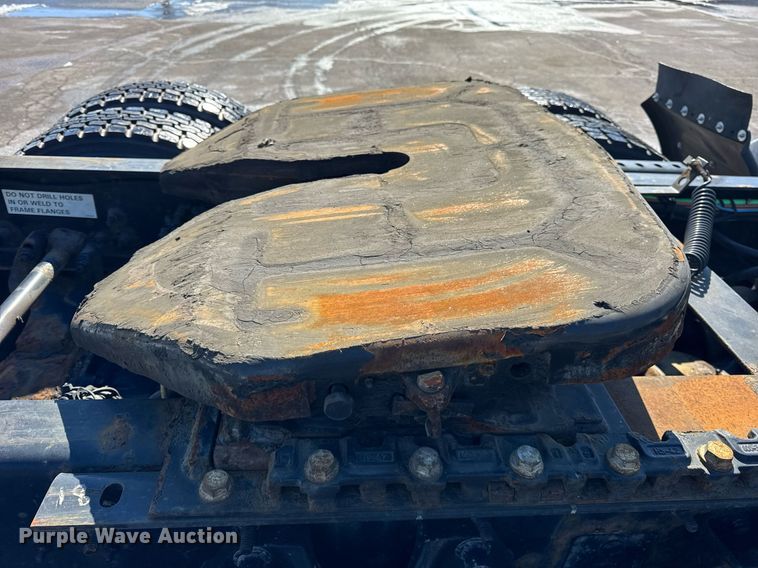 image for item DU3301 2019 International LT625 semi truck