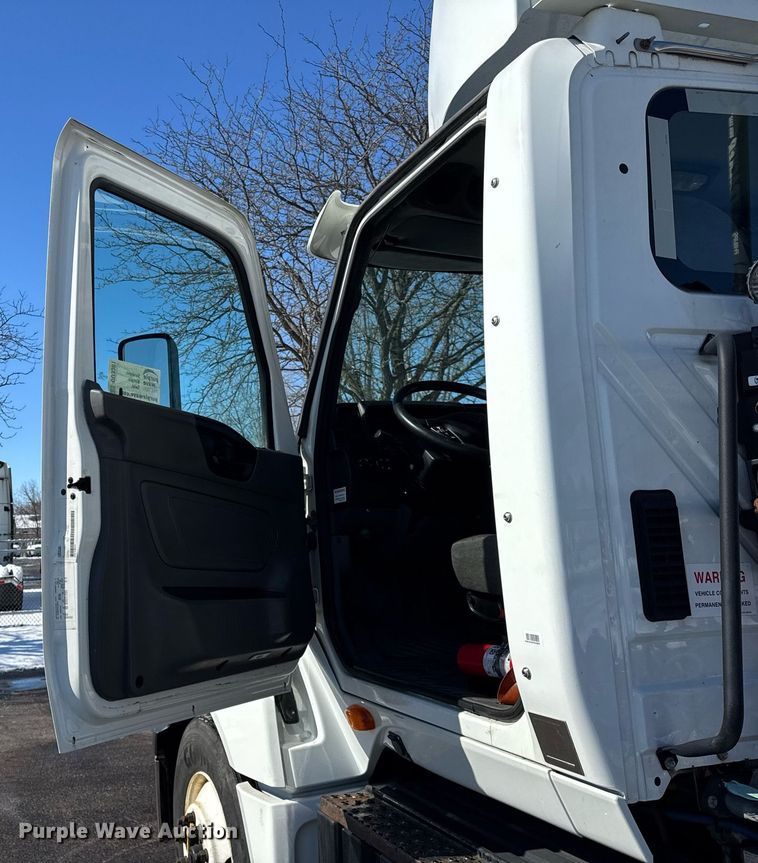 image for item DU3301 2019 International LT625 semi truck