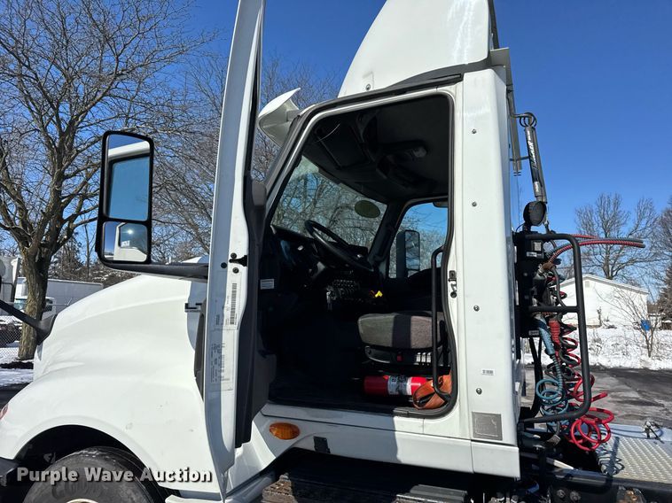 image for item DU3301 2019 International LT625 semi truck
