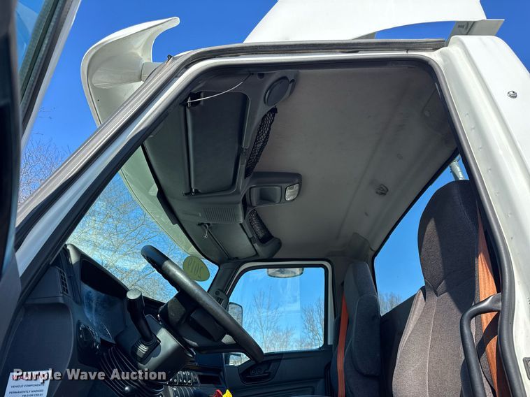 image for item DU3301 2019 International LT625 semi truck