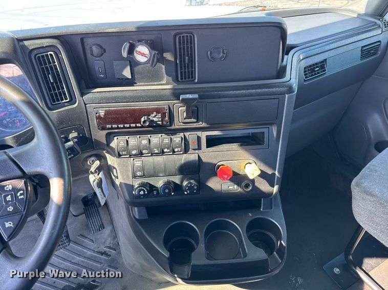 image for item DU3301 2019 International LT625 semi truck