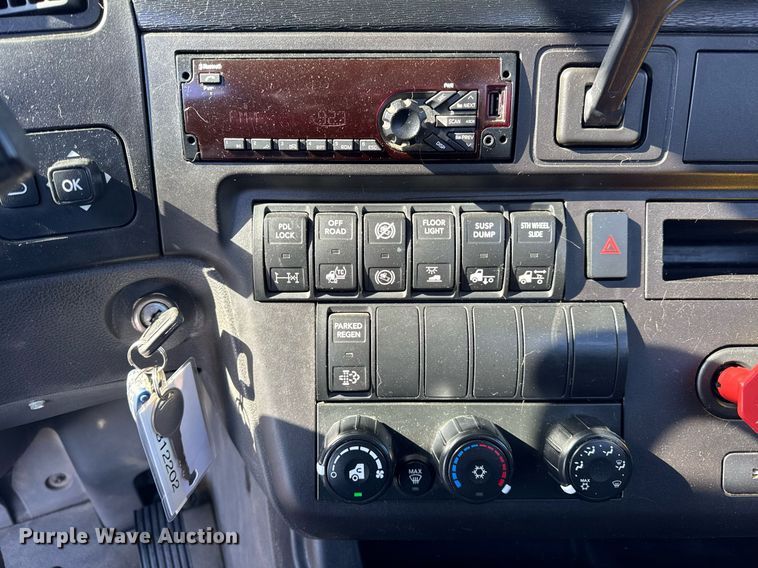 image for item DU3301 2019 International LT625 semi truck