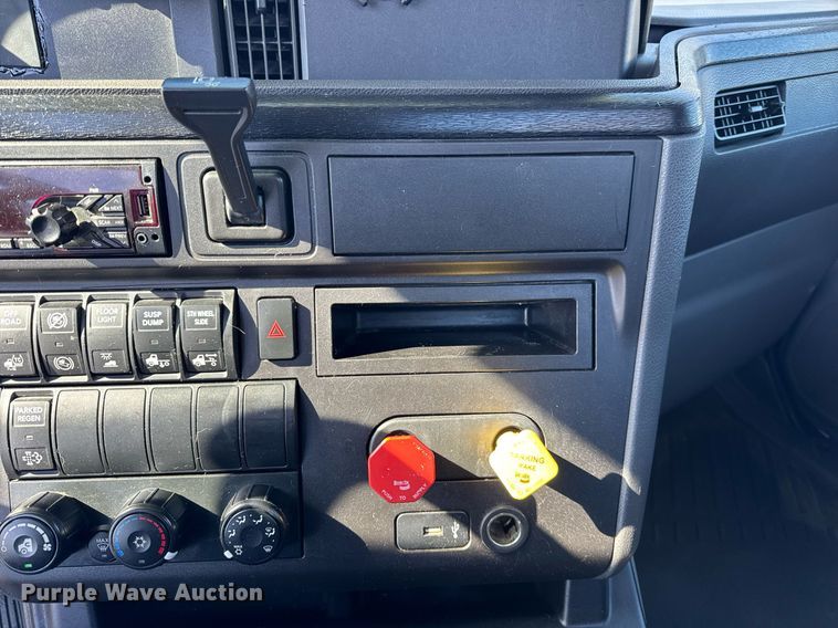 image for item DU3301 2019 International LT625 semi truck