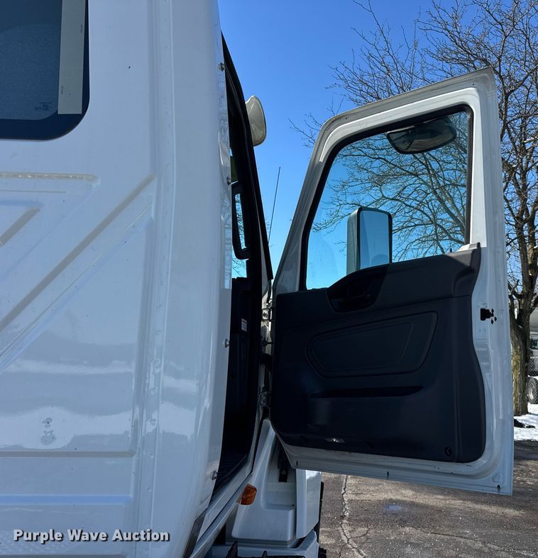 image for item DU3301 2019 International LT625 semi truck