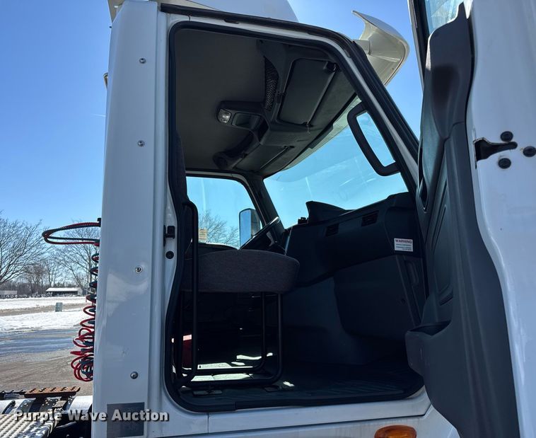 image for item DU3301 2019 International LT625 semi truck