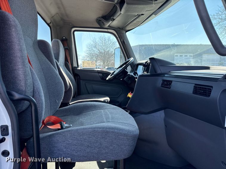 image for item DU3301 2019 International LT625 semi truck