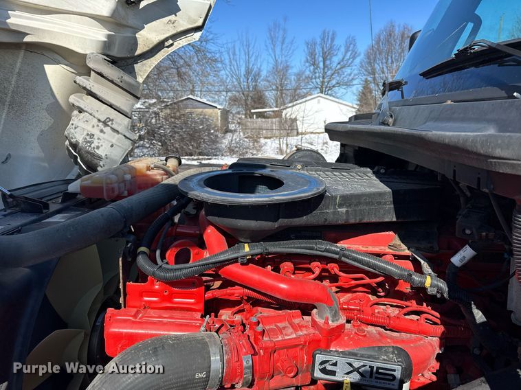 image for item DU3301 2019 International LT625 semi truck