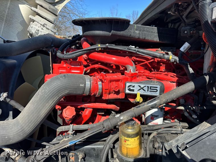 image for item DU3301 2019 International LT625 semi truck