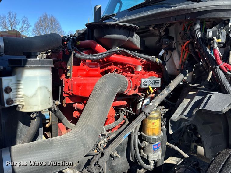 image for item DU3301 2019 International LT625 semi truck