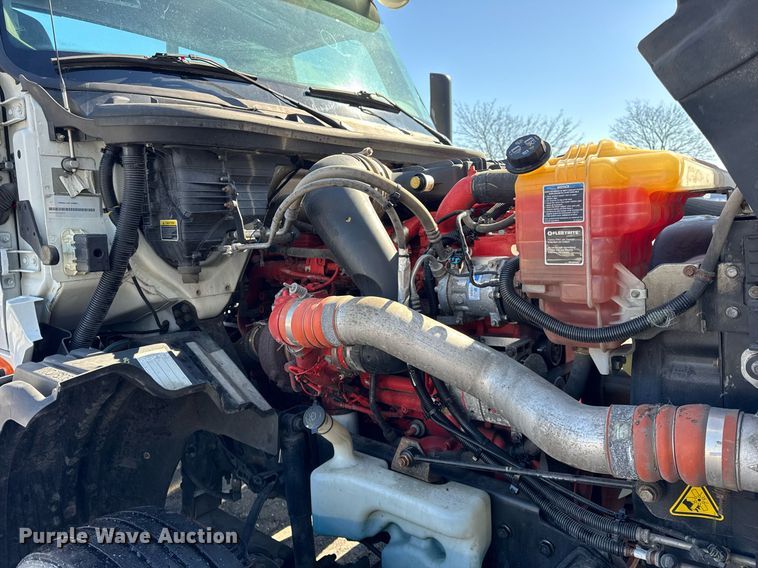 image for item DU3301 2019 International LT625 semi truck