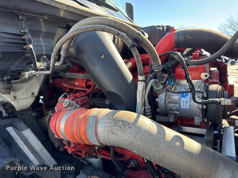 image for item DU3301 2019 International LT625 semi truck