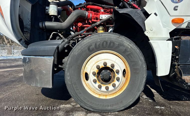 image for item DU3301 2019 International LT625 semi truck