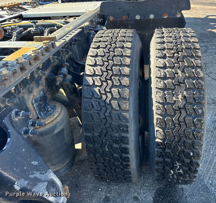 image for item DU3301 2019 International LT625 semi truck