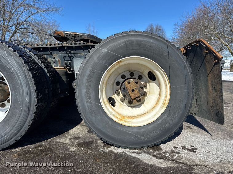 image for item DU3301 2019 International LT625 semi truck