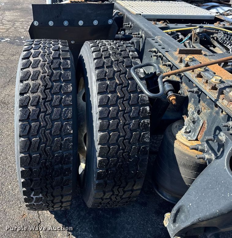 image for item DU3301 2019 International LT625 semi truck