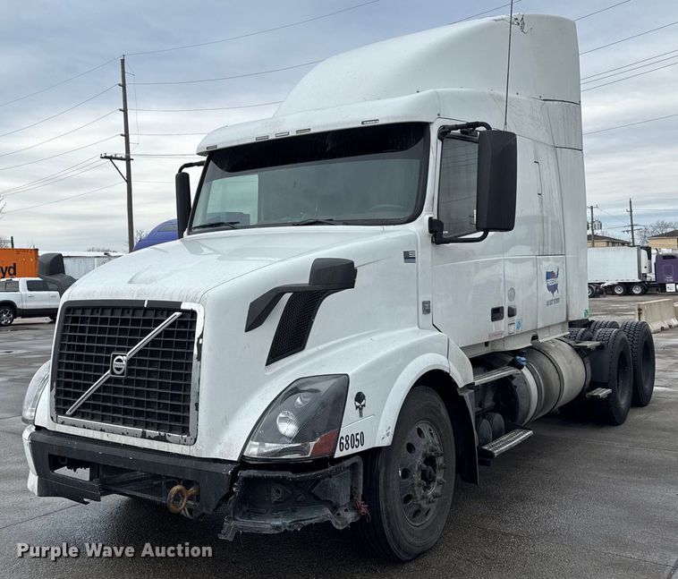 image for item DU3338 2013 Volvo VNL semi truck
