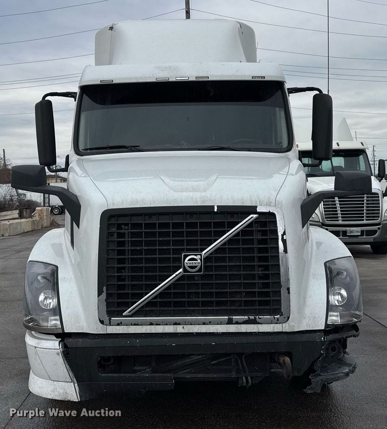 image for item DU3338 2013 Volvo VNL semi truck