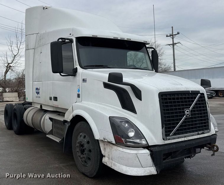 image for item DU3338 2013 Volvo VNL semi truck