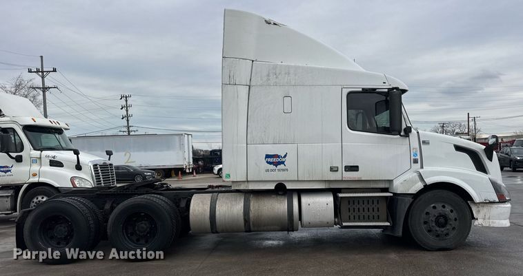 image for item DU3338 2013 Volvo VNL semi truck