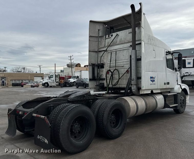 image for item DU3338 2013 Volvo VNL semi truck