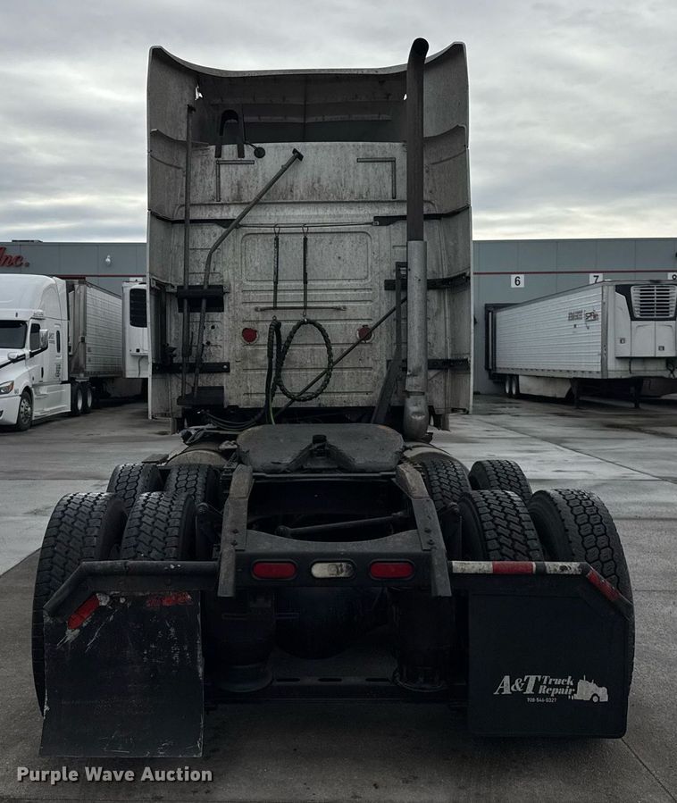 image for item DU3338 2013 Volvo VNL semi truck