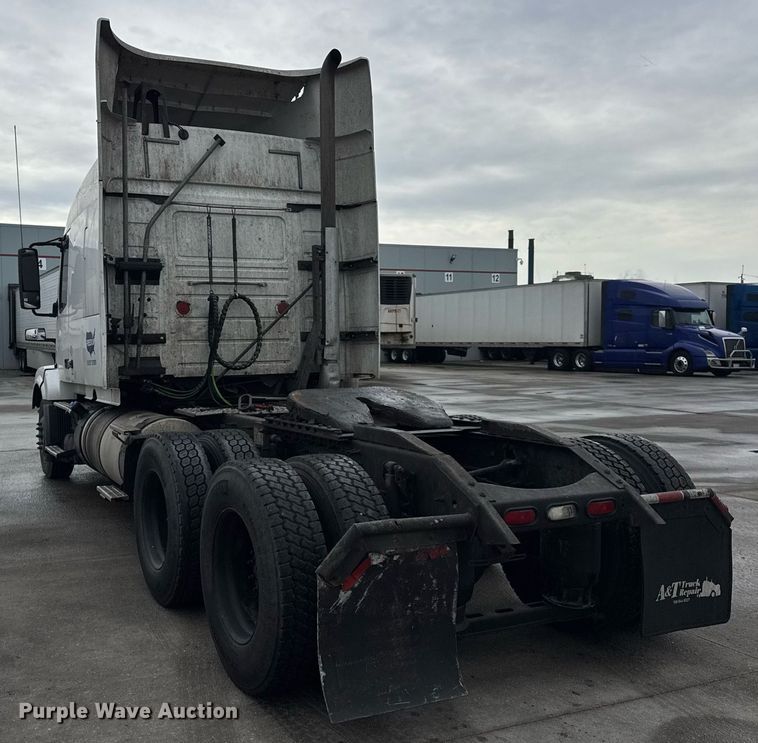 image for item DU3338 2013 Volvo VNL semi truck