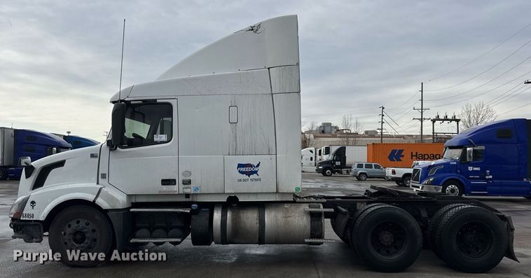 image for item DU3338 2013 Volvo VNL semi truck