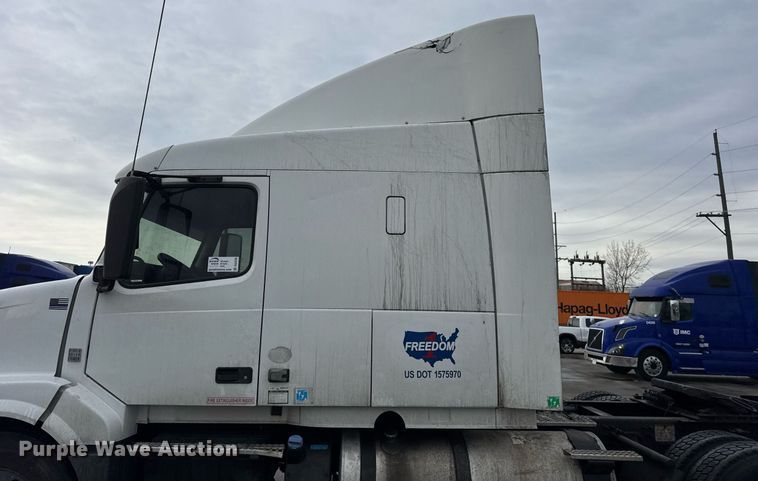 image for item DU3338 2013 Volvo VNL semi truck