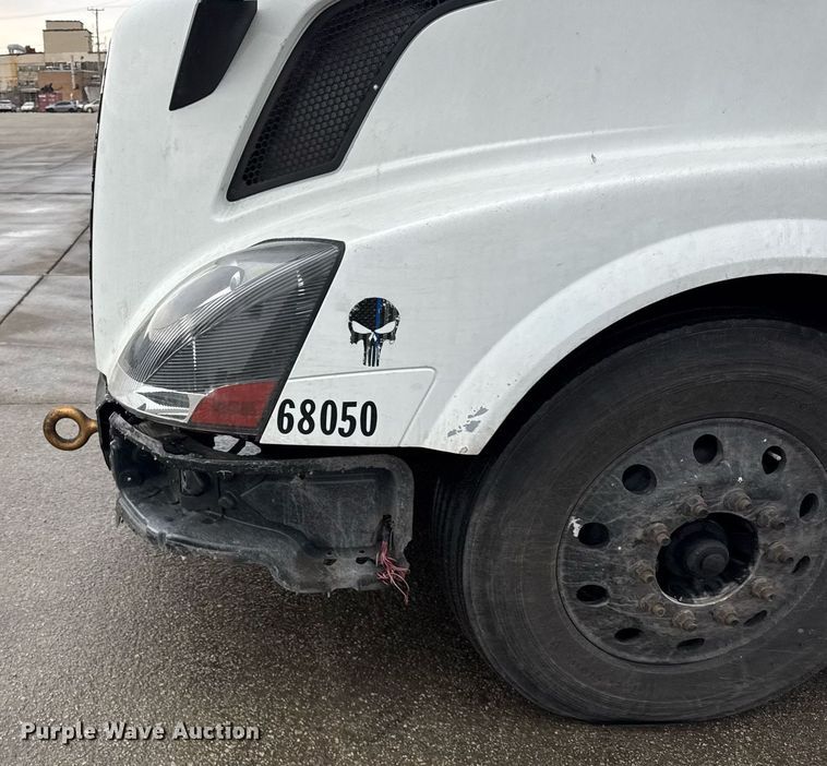 image for item DU3338 2013 Volvo VNL semi truck