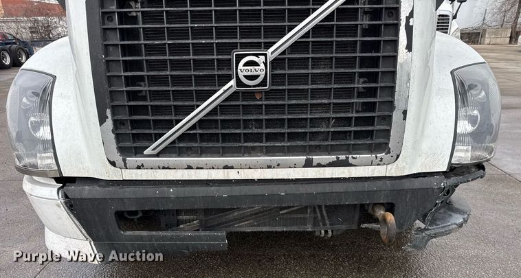 image for item DU3338 2013 Volvo VNL semi truck