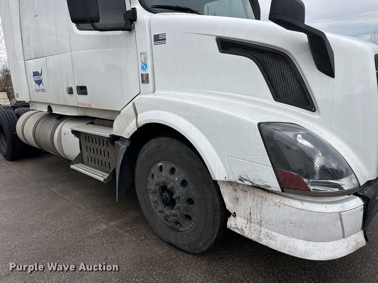 image for item DU3338 2013 Volvo VNL semi truck