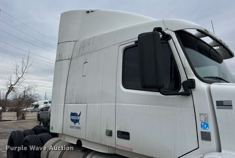 image for item DU3338 2013 Volvo VNL semi truck