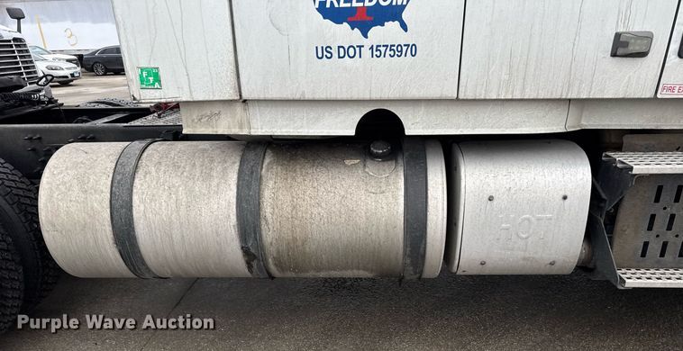 image for item DU3338 2013 Volvo VNL semi truck