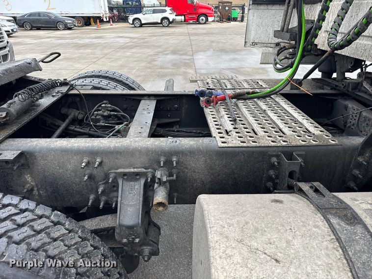 image for item DU3338 2013 Volvo VNL semi truck