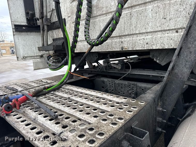 image for item DU3338 2013 Volvo VNL semi truck