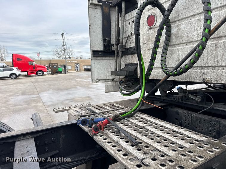 image for item DU3338 2013 Volvo VNL semi truck