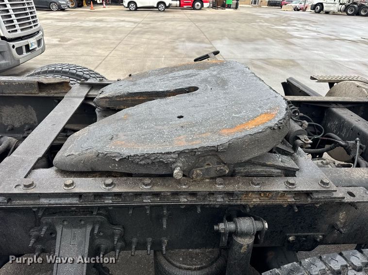 image for item DU3338 2013 Volvo VNL semi truck