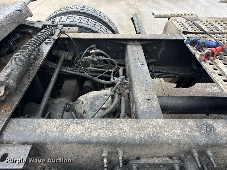 image for item DU3338 2013 Volvo VNL semi truck