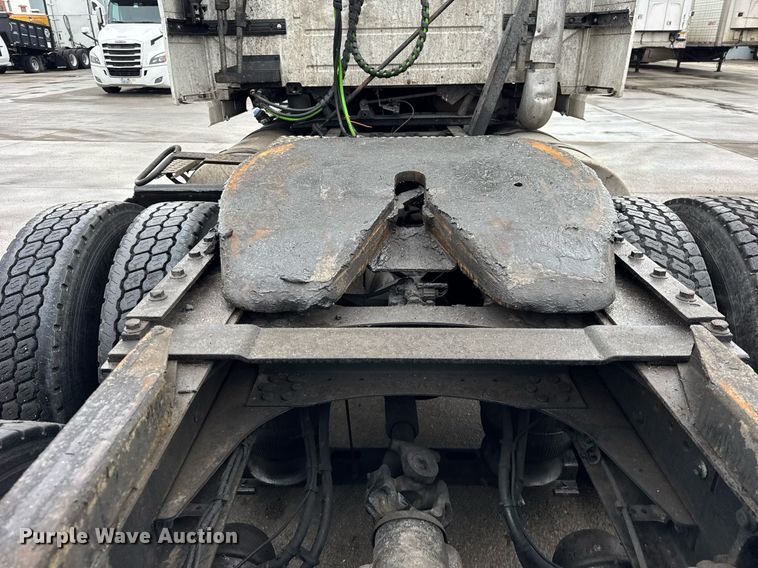 image for item DU3338 2013 Volvo VNL semi truck