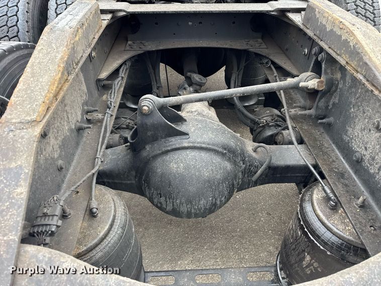 image for item DU3338 2013 Volvo VNL semi truck