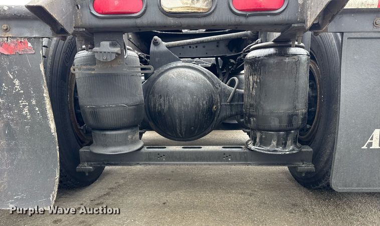 image for item DU3338 2013 Volvo VNL semi truck