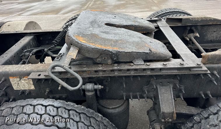 image for item DU3338 2013 Volvo VNL semi truck