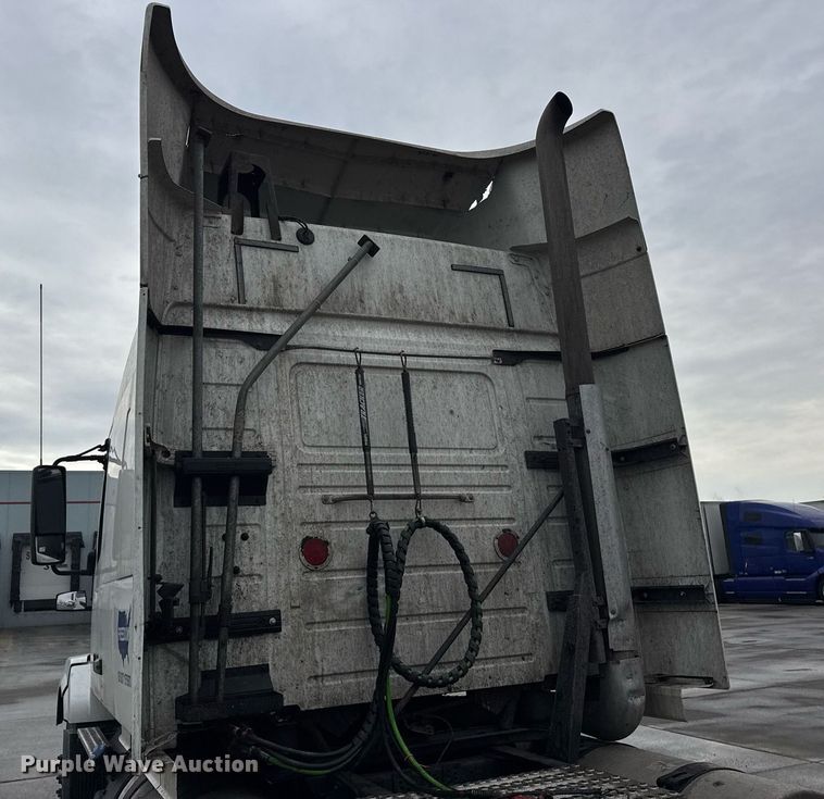 image for item DU3338 2013 Volvo VNL semi truck