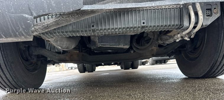 image for item DU3338 2013 Volvo VNL semi truck