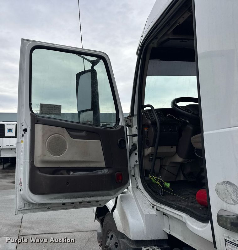 image for item DU3338 2013 Volvo VNL semi truck