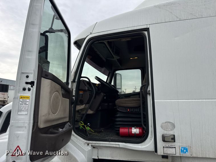 image for item DU3338 2013 Volvo VNL semi truck